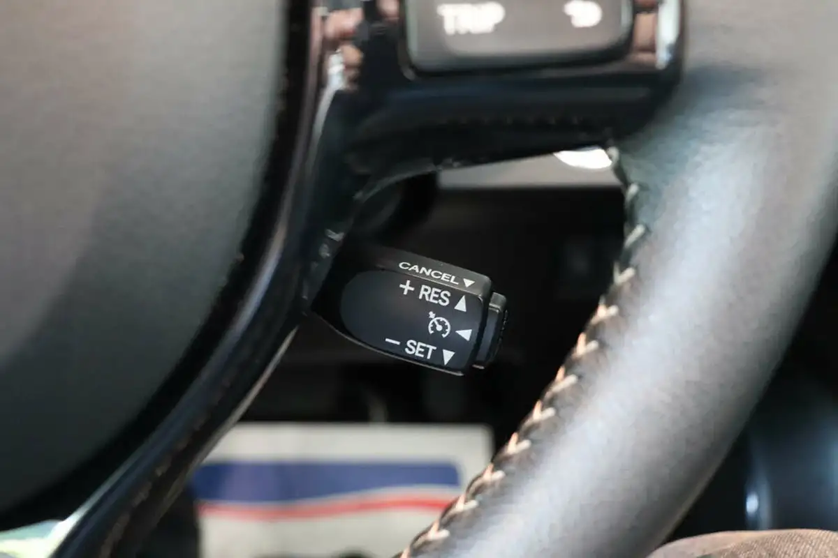 2017-toyota-yaris-15-vvt-i-icon-tech-98bhp-hybrid-1497cc-e-cvt-big-51