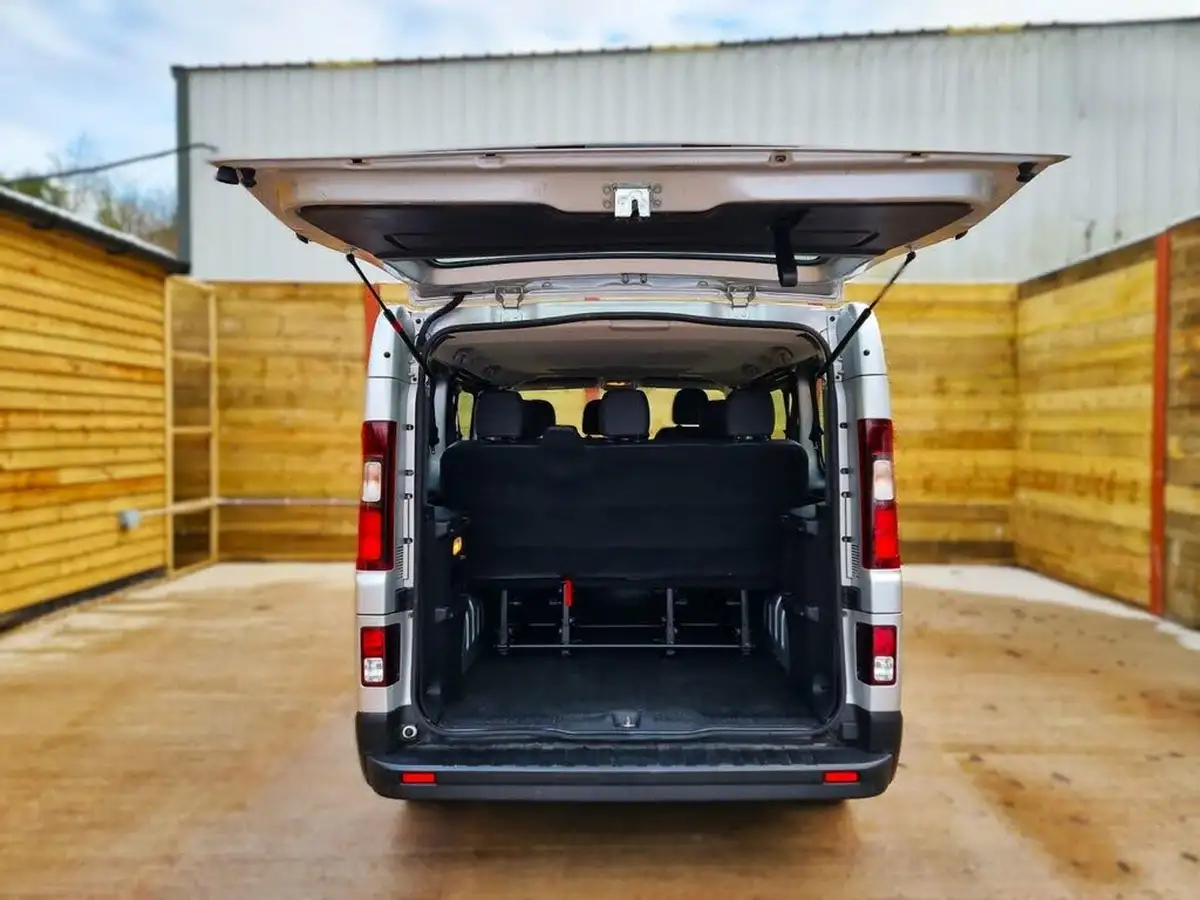2020-renault-trafic-passenger-20dci-sl28-170-sport-nav-big-11