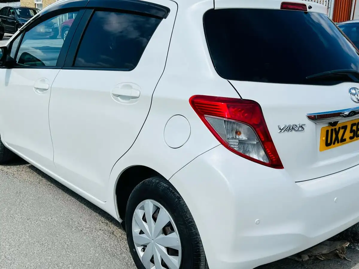 2015-toyota-yaris-big-4