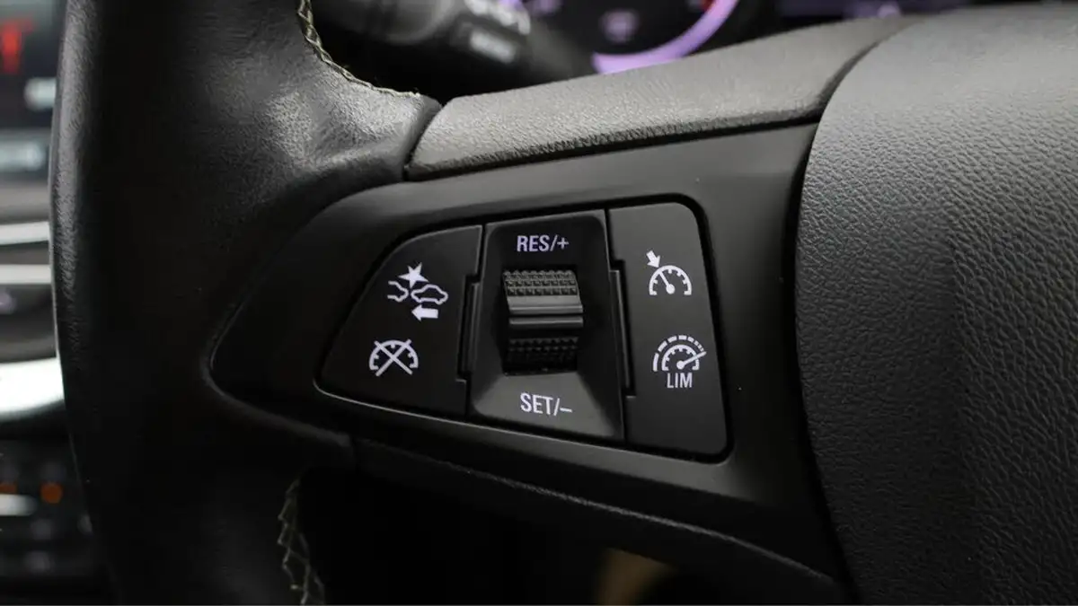 2021-vauxhall-astra-12-turbo-griffin-edition-hatchback-big-22
