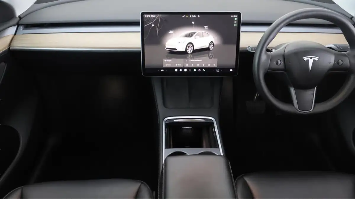 2022-tesla-model-y-e-long-range-big-11