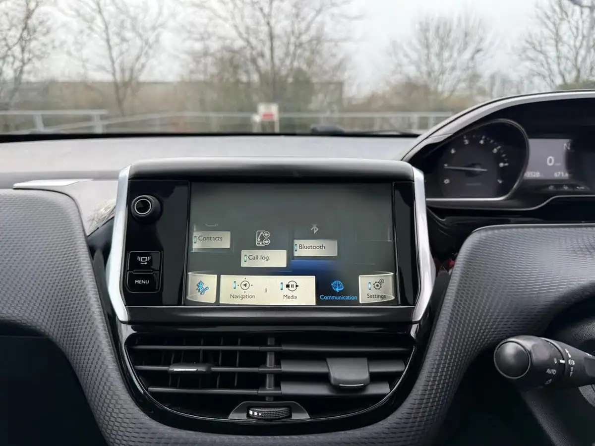 2014-peugeot-2008-crossover-12-e-vti-allure-big-25