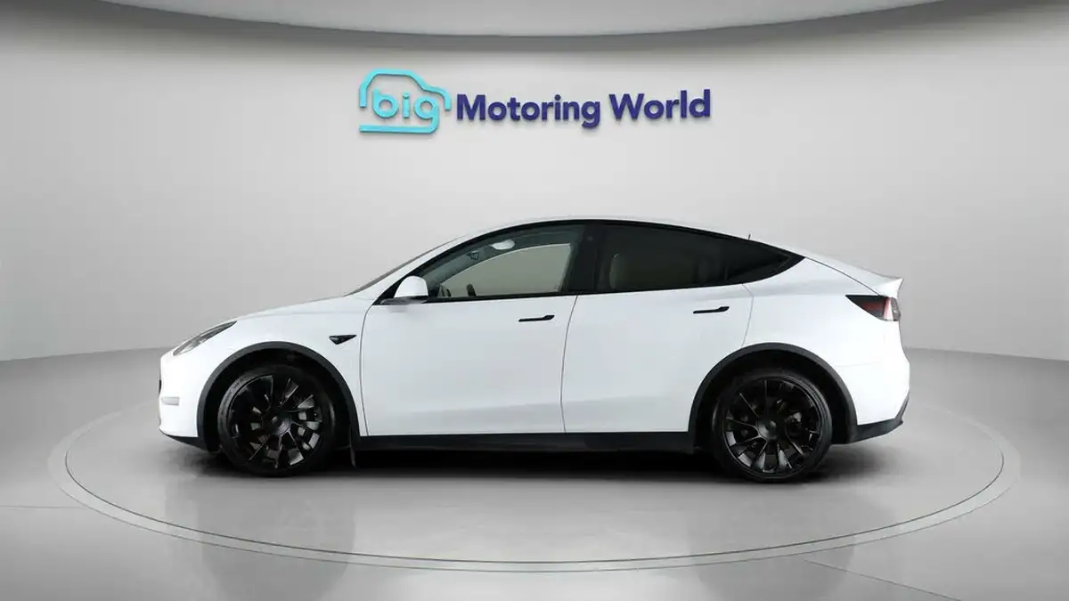 2022-tesla-model-y-e-long-range-big-4