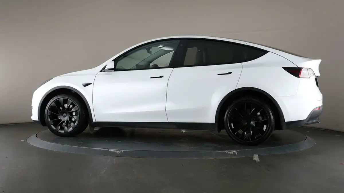 2022-tesla-model-y-e-long-range-big-76