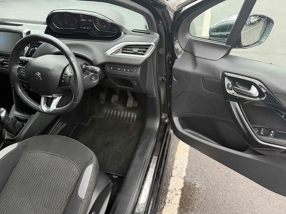 2015-peugeot-208-12-style-puretech-5d-big-11