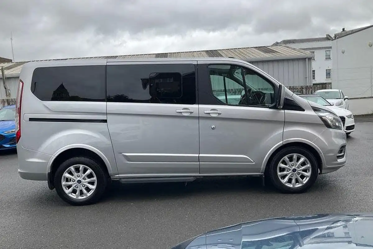 2023-ford-tourneo-custom-big-20