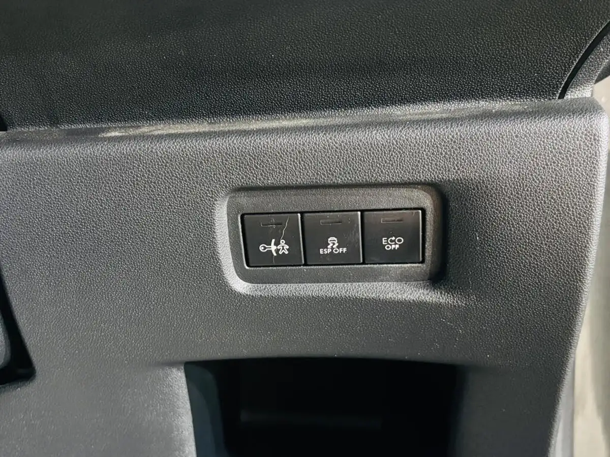2013-citroen-c3-14e-hdi-vtr-big-13