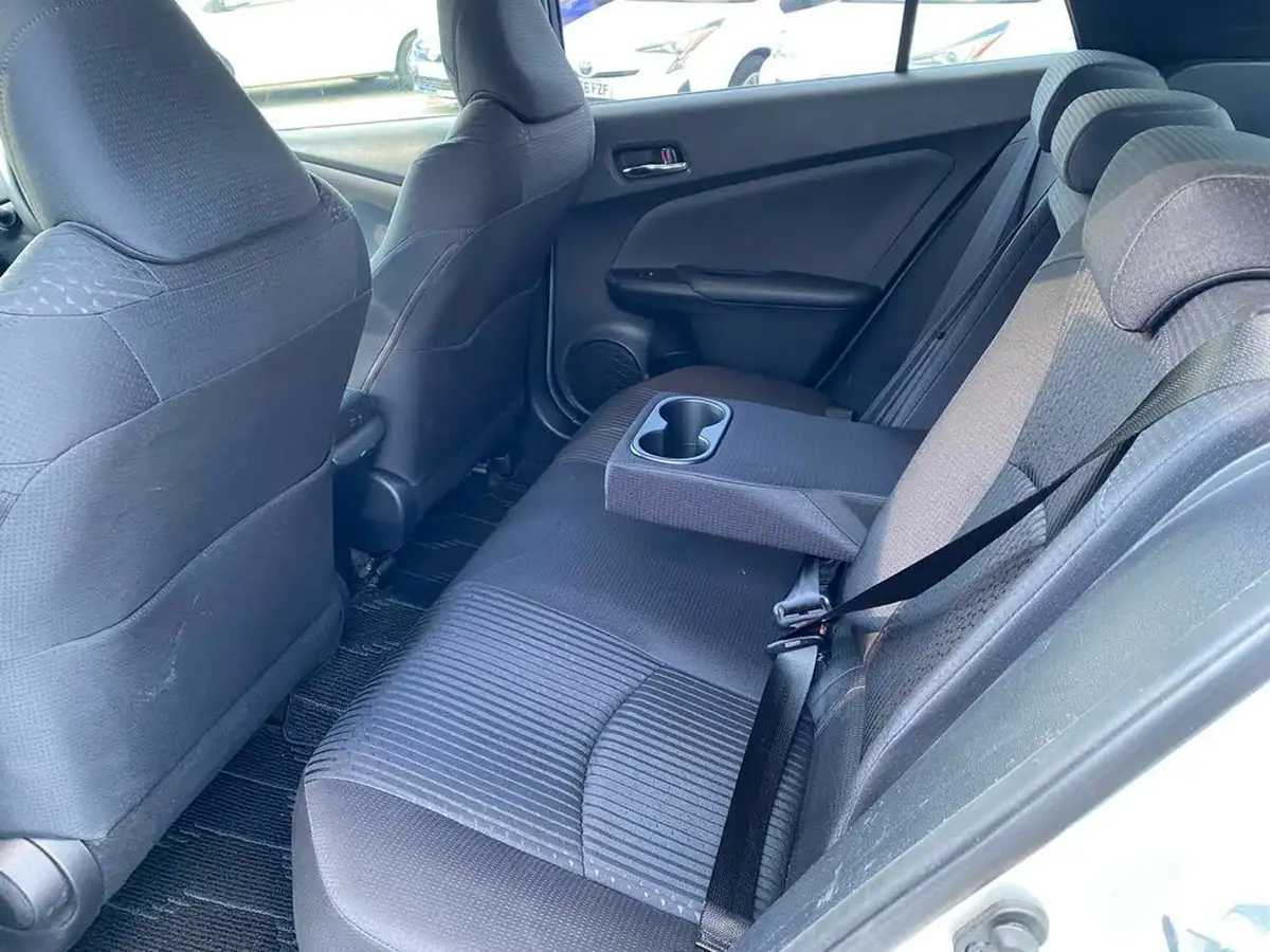 2017-toyota-prius-hybrid-big-34