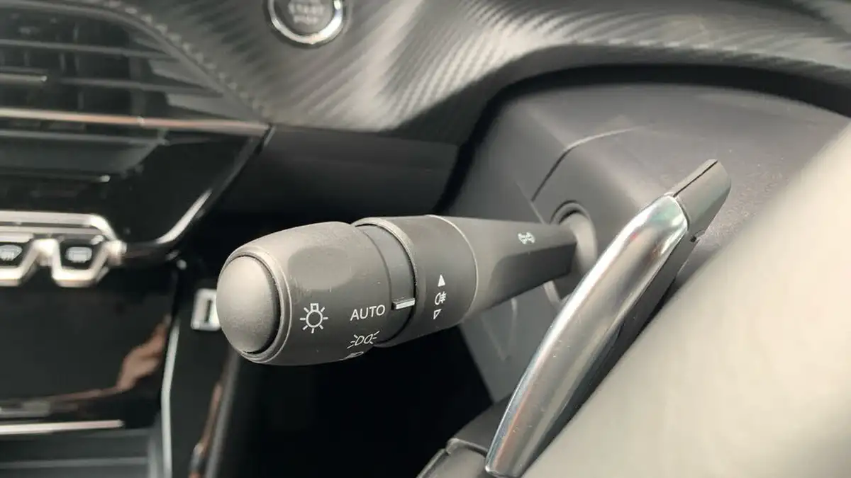 2022-peugeot-208-12-puretech-allure-premium-100bhp-eat8-big-26