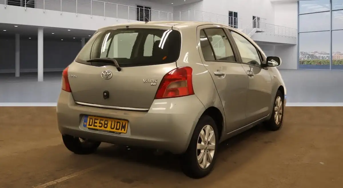 2008-toyota-yaris-13-tr-5d-big-3