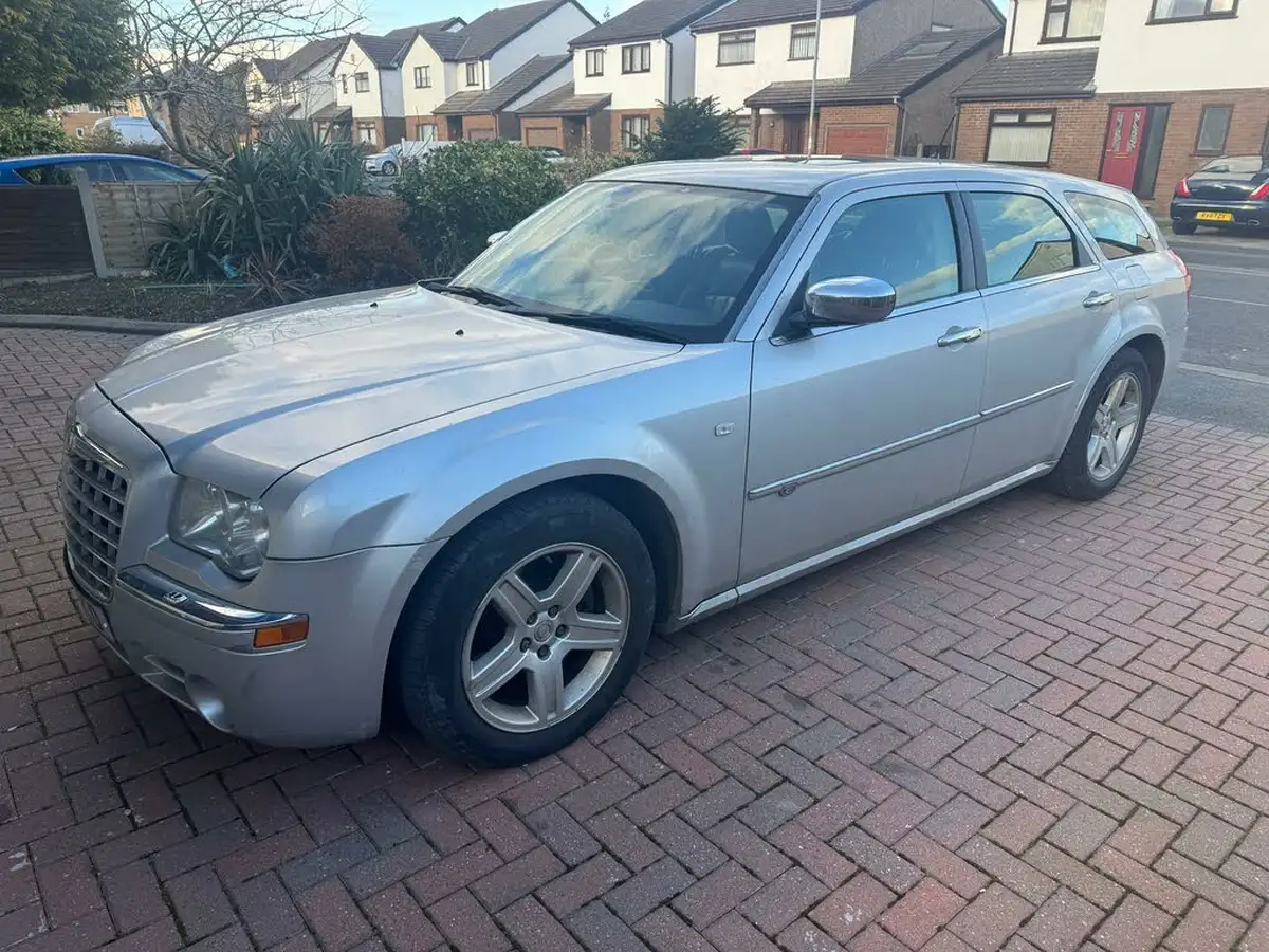 2010-chrysler-300c-30td-lux-estate-5d-big-1