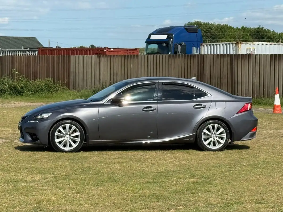2015-lexus-is-300h-25-luxury-big-18