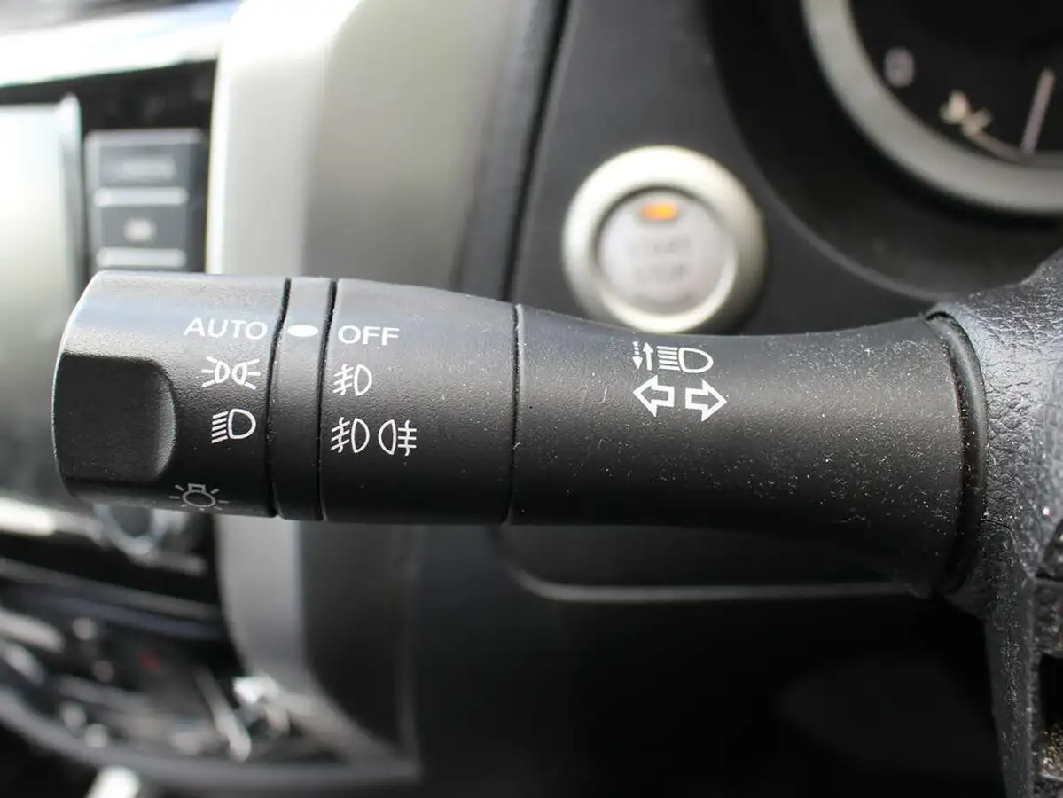 2021-nissan-navara-23dci-tt-tekna-8-navileather-auto-big-22