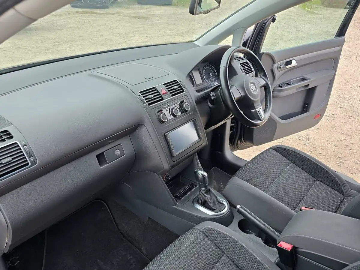 2014-volkswagen-touran-big-20
