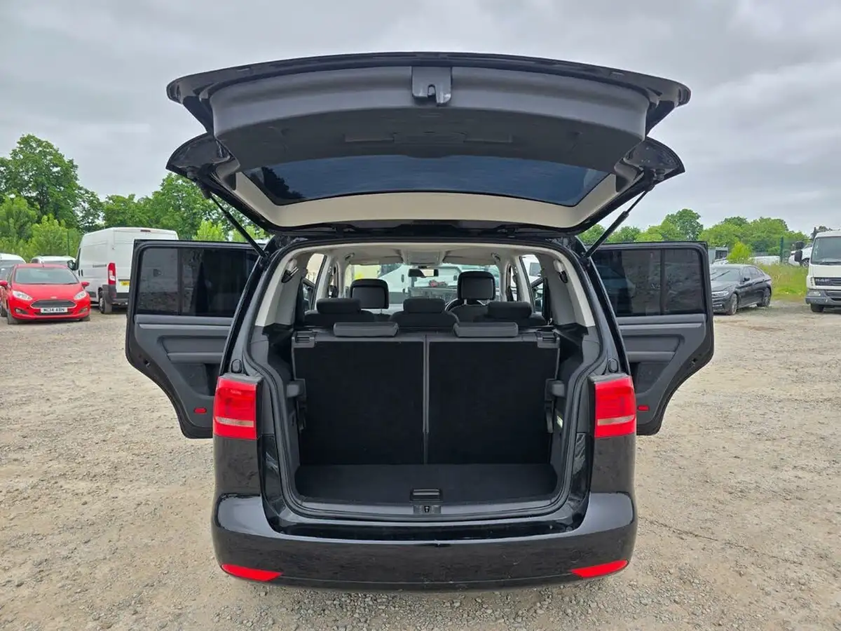 2014-volkswagen-touran-big-44
