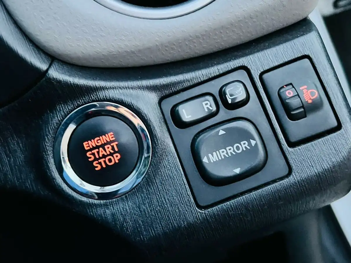 2011-toyota-yaris-big-23