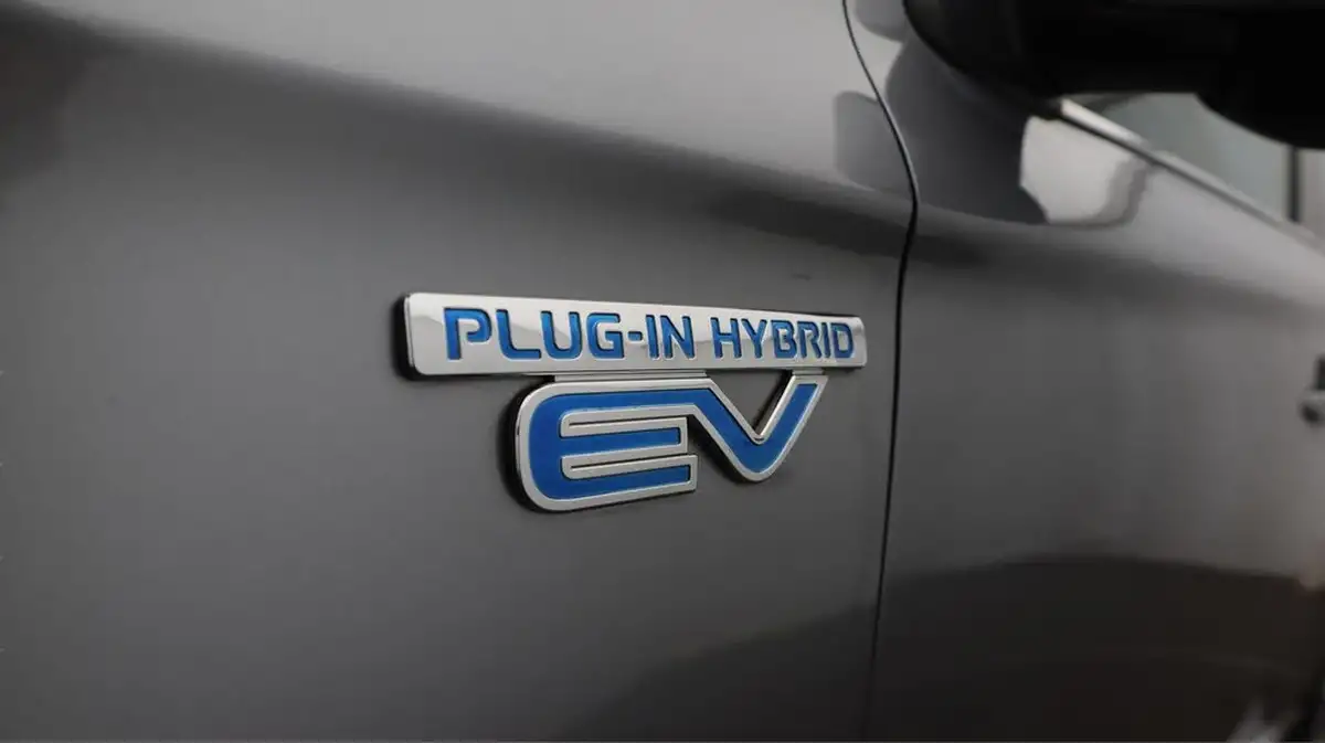 2020-mitsubishi-outlander-24-dynamic-phev-big-20