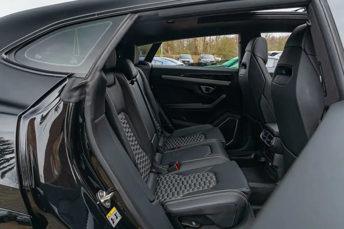 2021-lamborghini-urus-40-no-trim-big-31