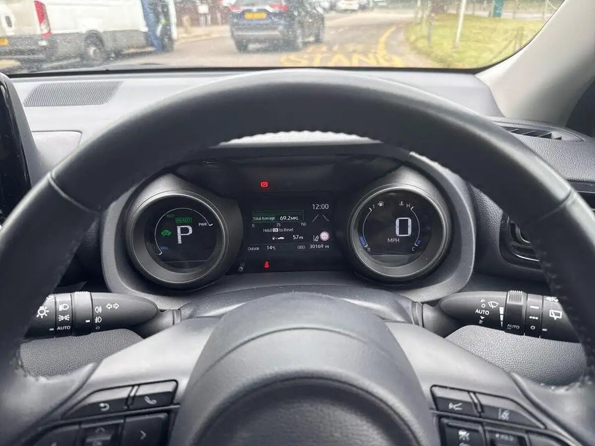 2021-toyota-yaris-15-vvt-i-design-big-13
