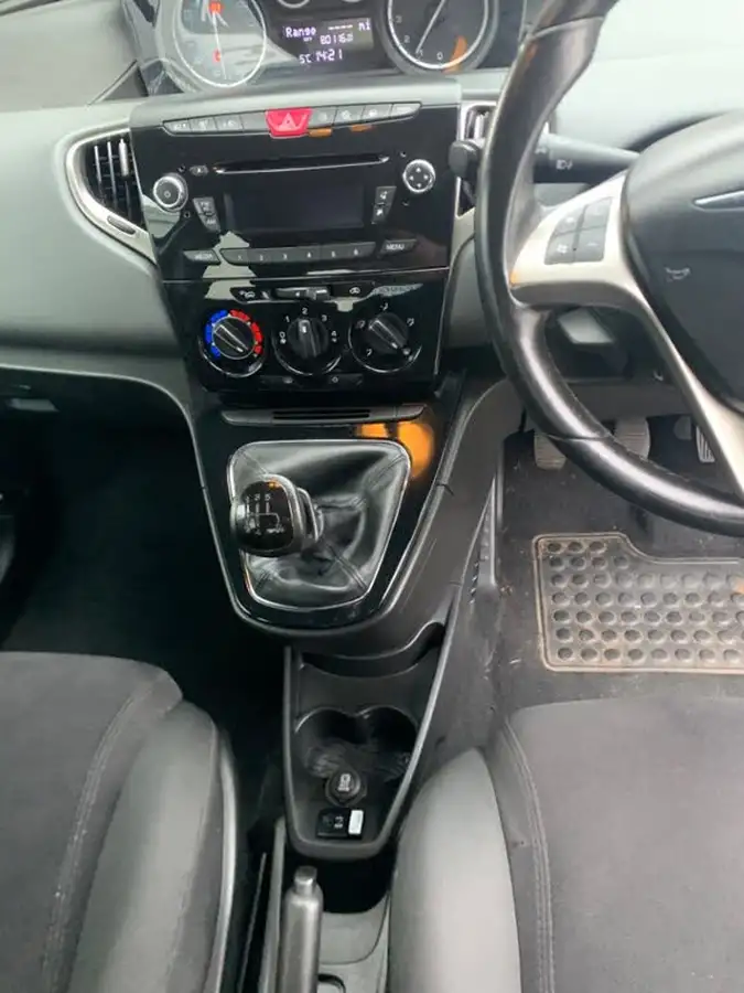 2014-chrysler-ypsilon-12-se-big-14