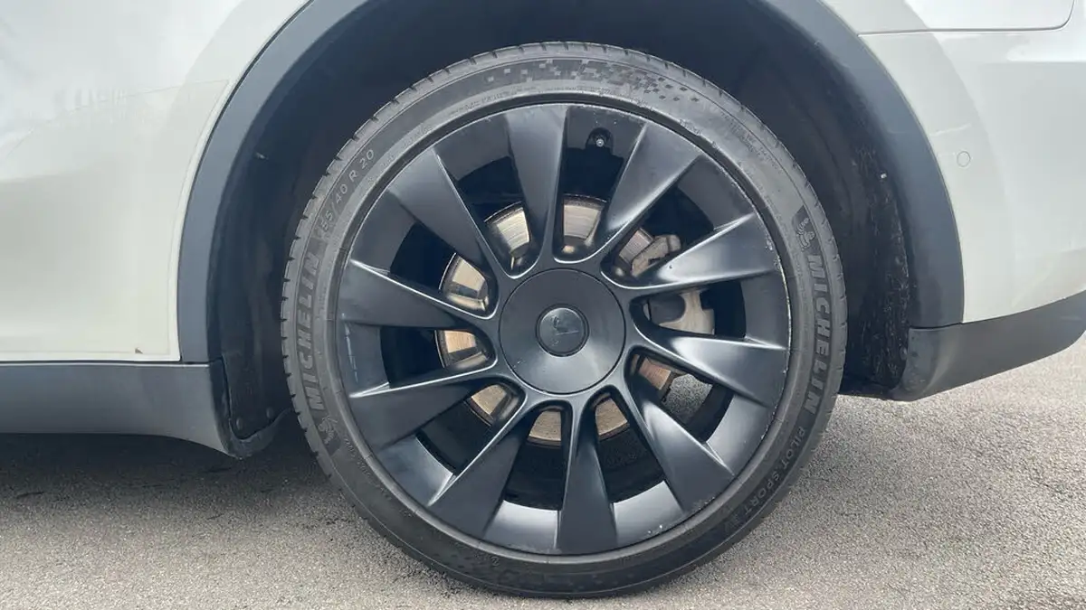 2022-tesla-model-y-e-long-range-big-17