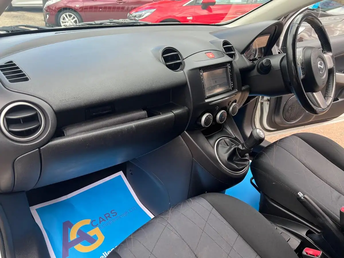 2013-mazda-mazda2-13-venture-big-31