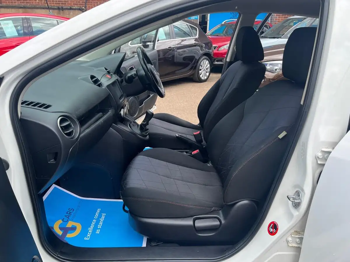 2013-mazda-mazda2-13-venture-big-3