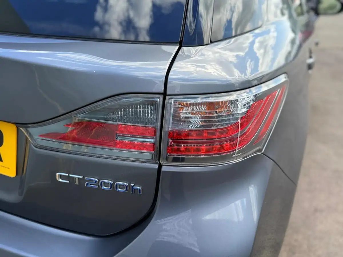 2013-lexus-ct-200h-18-premier-big-38