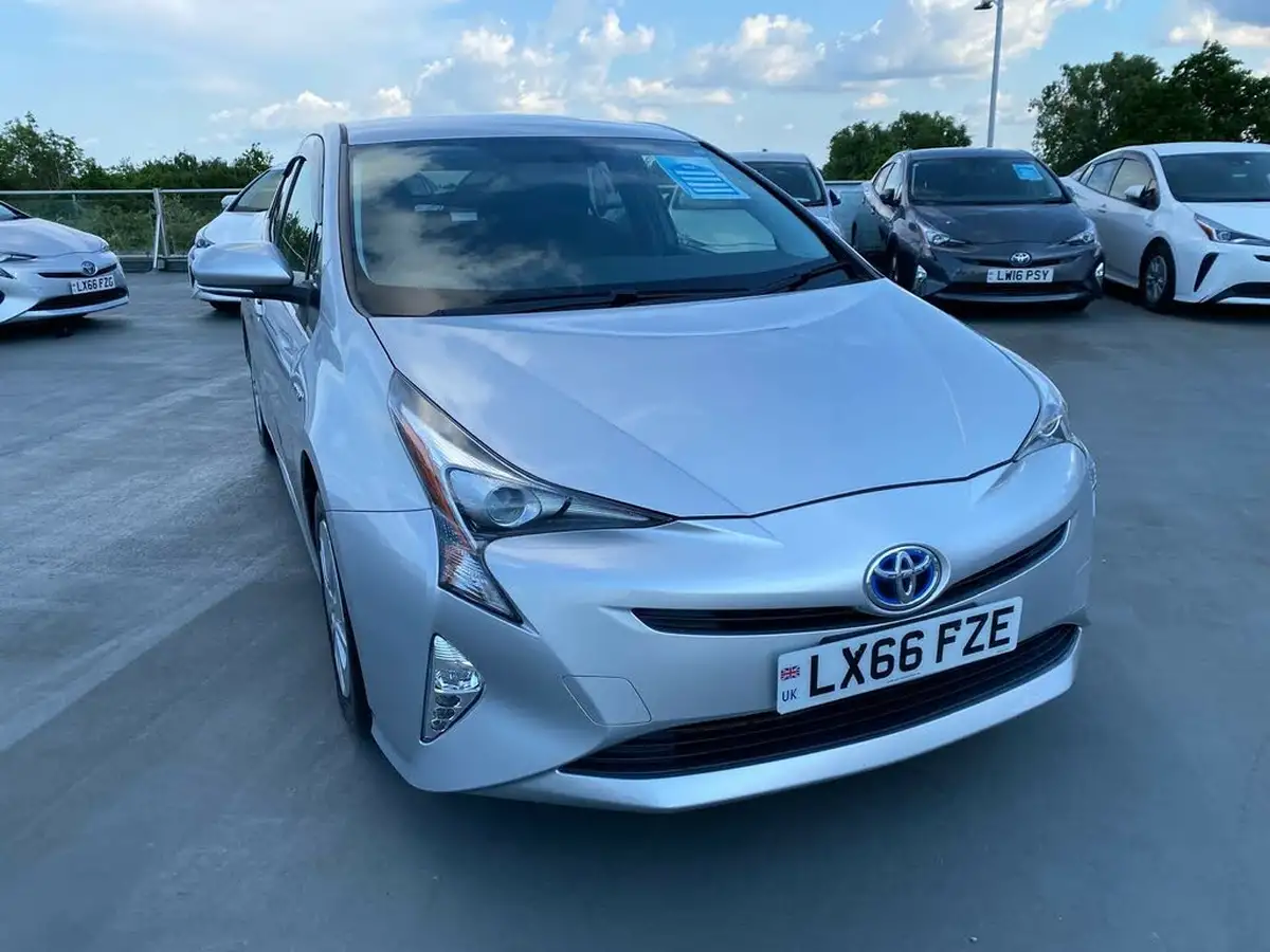 2017-toyota-prius-hybrid-big-6
