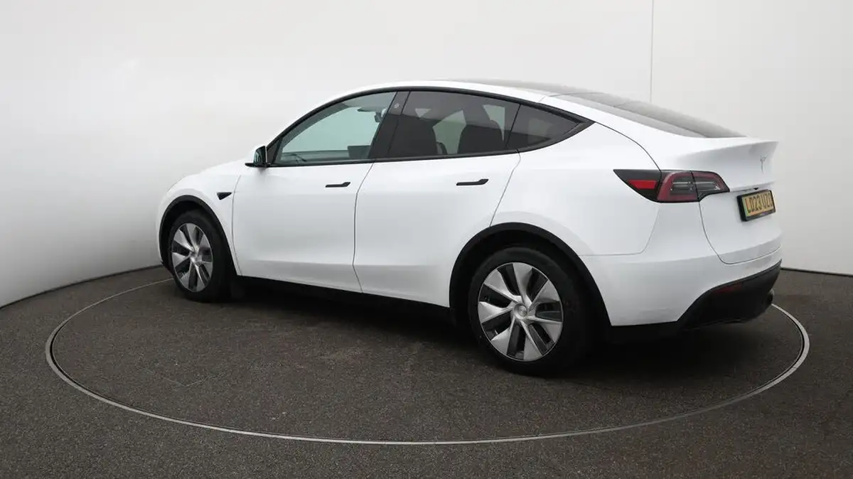 2023-tesla-model-y-e-rwd-big-34