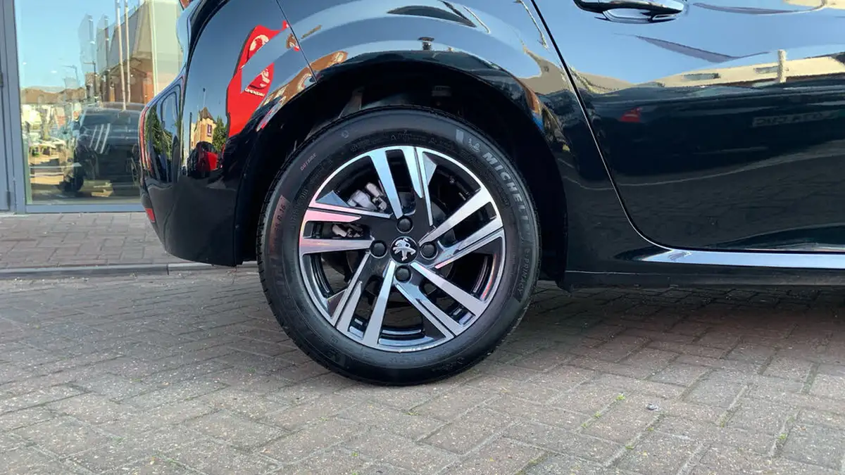 2023-peugeot-208-12-puretech-allure-premium-100ps-eat8-big-15