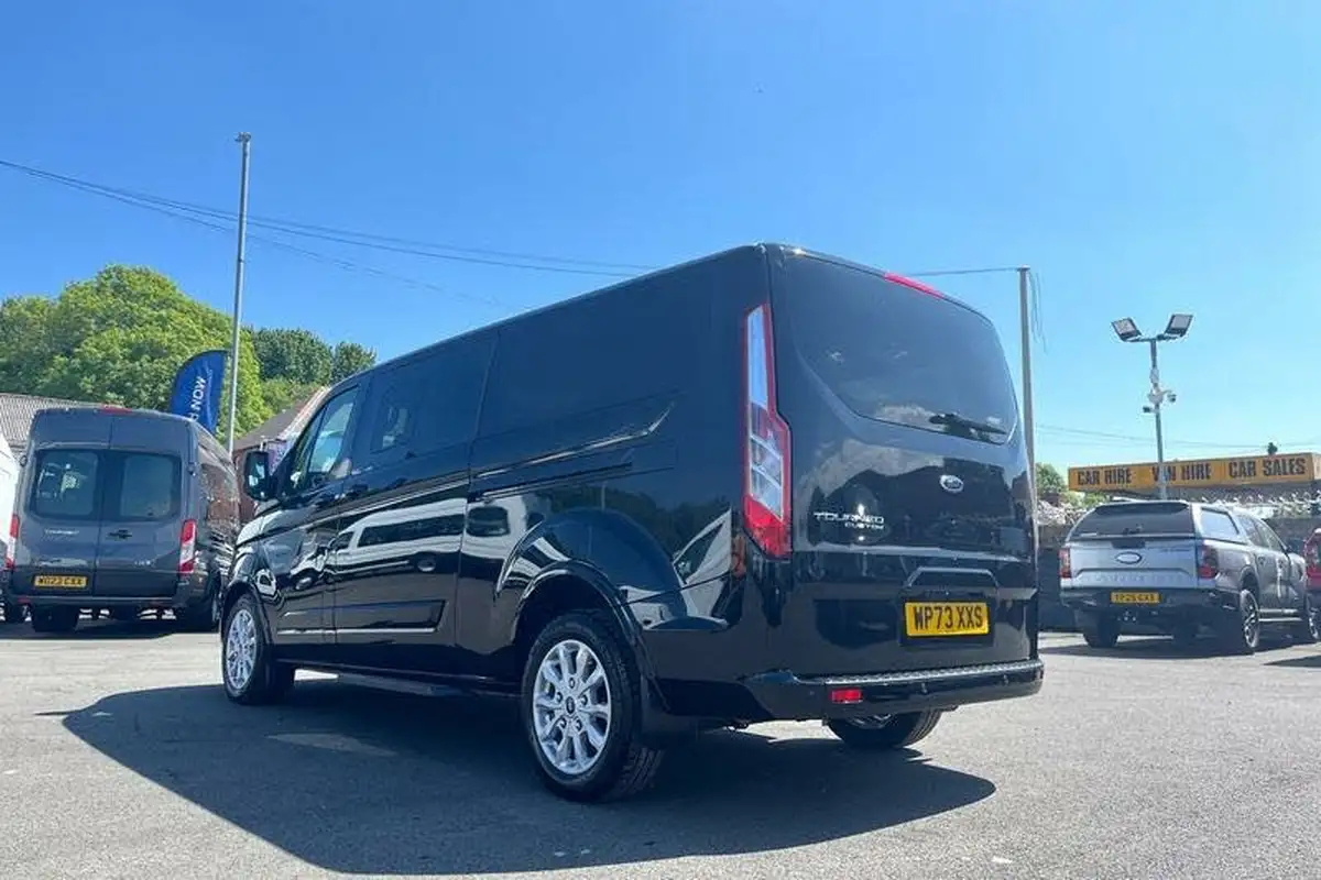 2023-ford-tourneo-custom-big-32