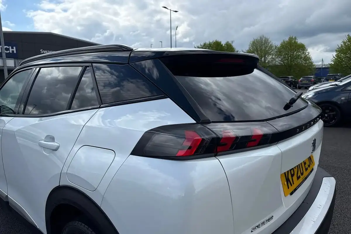 2020-peugeot-2008-suv-12-puretech-gt-line-big-30