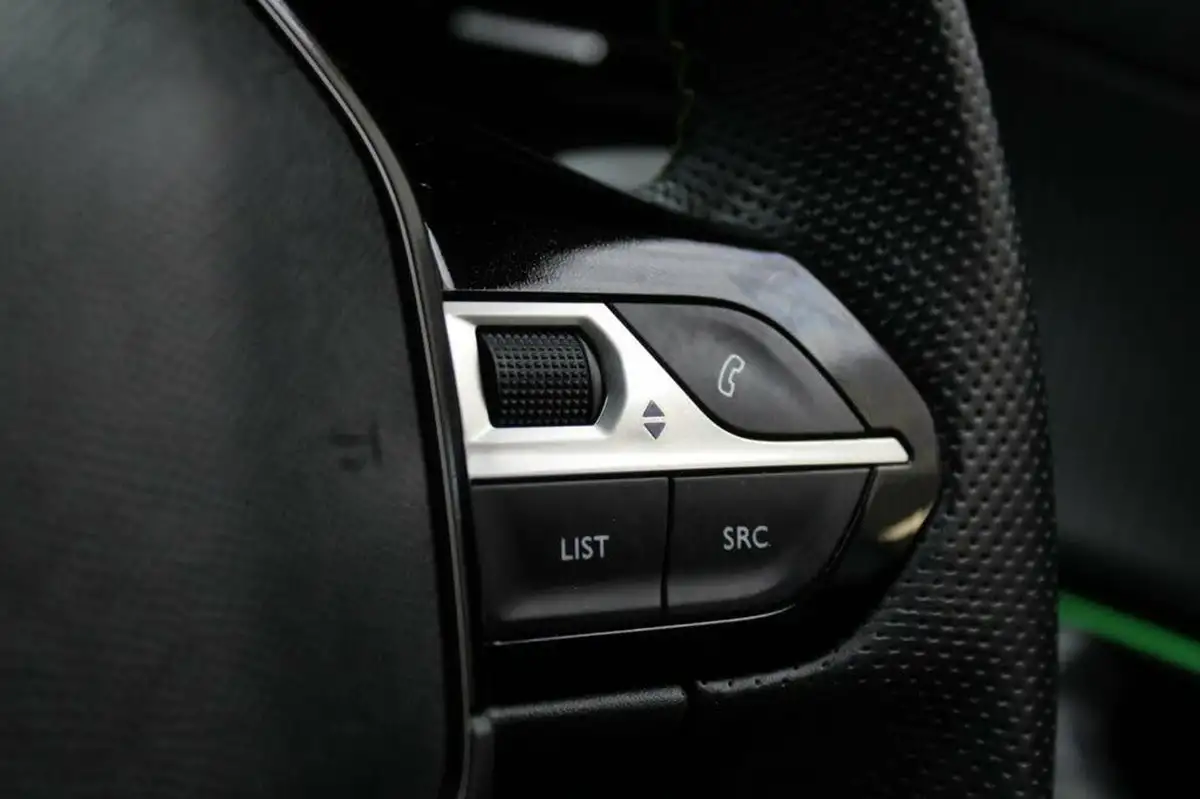 2021-peugeot-2008-suv-12-puretech-gt-big-38