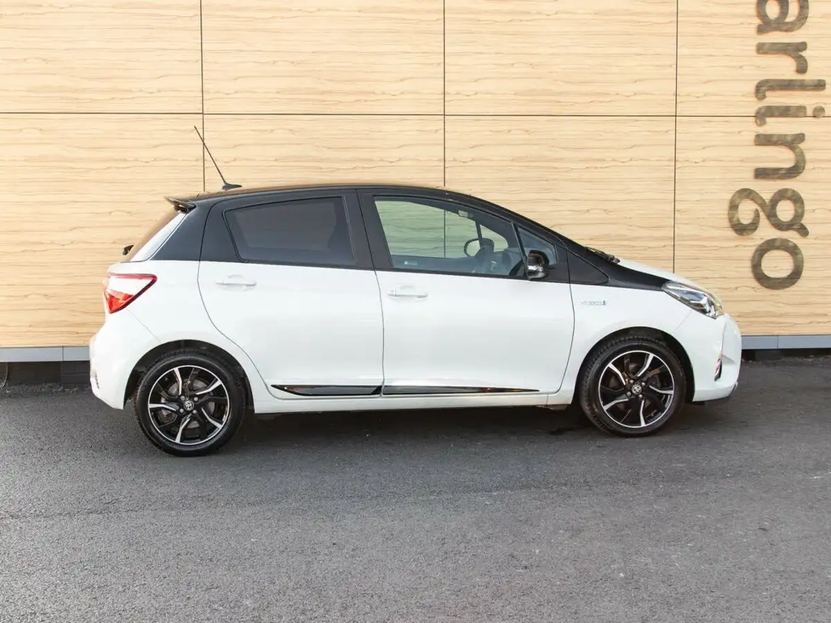 2018-toyota-yaris-15-vvt-i-grey-bi-tone-hybrid-big-11