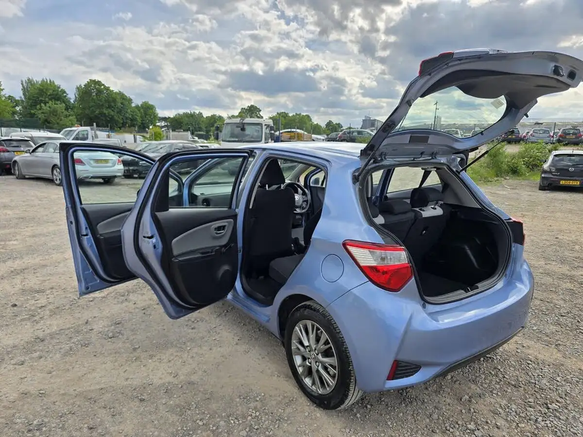 2017-toyota-yaris-15-vvt-i-icon-tech-98bhp-hybrid-1497cc-e-cvt-big-9
