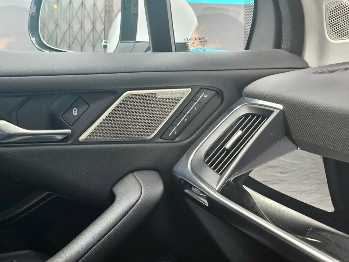 2019-jaguar-i-pace-ev400-se-big-35
