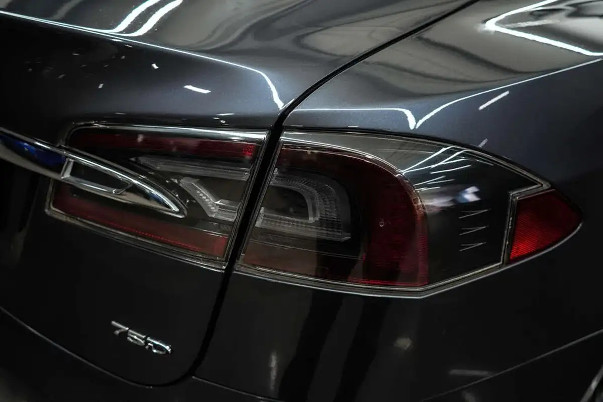 2018-tesla-model-s-e-75d-big-7