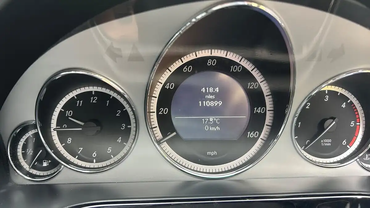2010-mercedes-benz-e-class-21td-e220-cdi-avantgarde-21cdi-blue-f-saloon-4d-2143cc-big-11