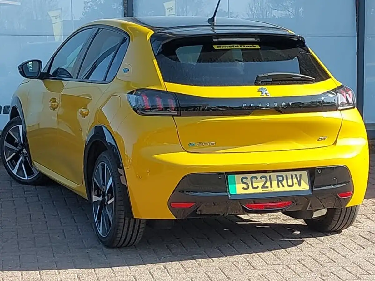2021-peugeot-208-e-gt-premium-big-1