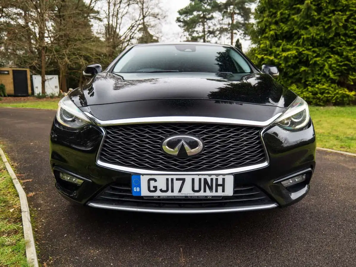 2017-infiniti-q30-15d-se-big-19
