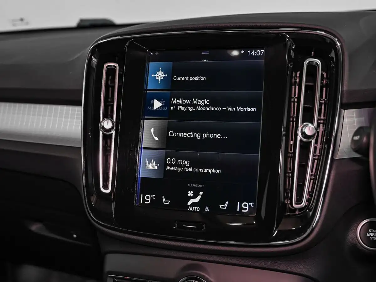 2019-volvo-xc40-20td-d3-momentum-pro-awd-geartronic-big-13