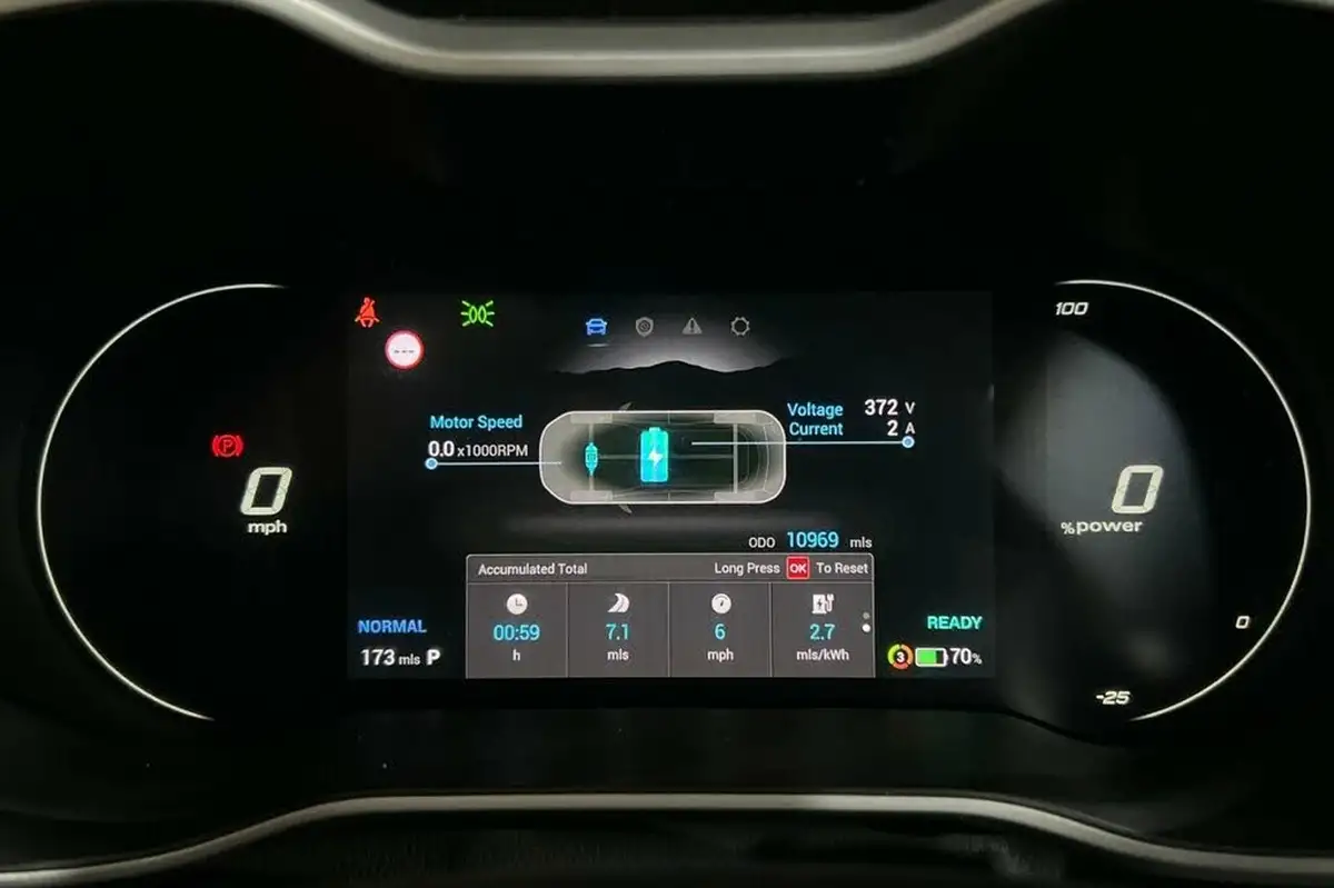 2023-mg-zs-suv-e-trophy-ev-156ps-long-range-big-13