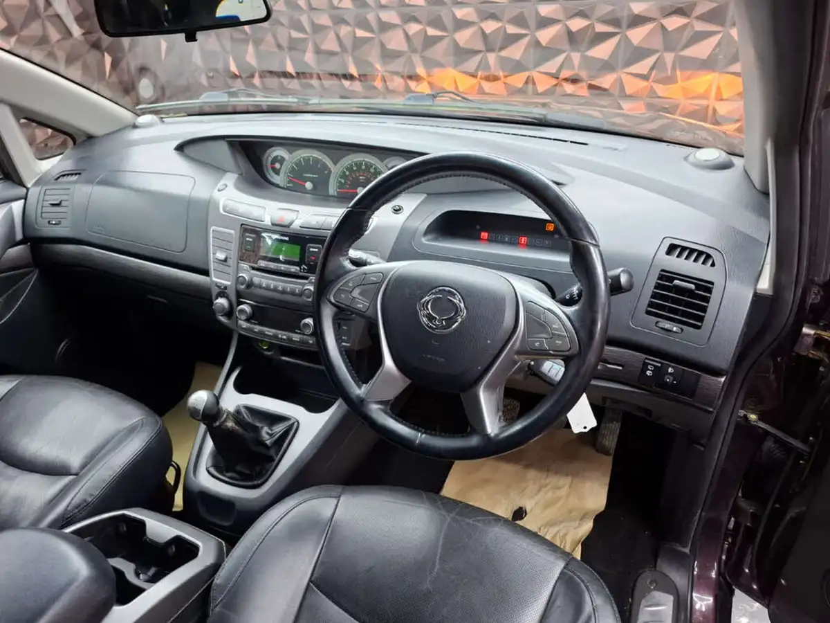 2016-kgm-ssangyong-turismo-22td-ex-big-36