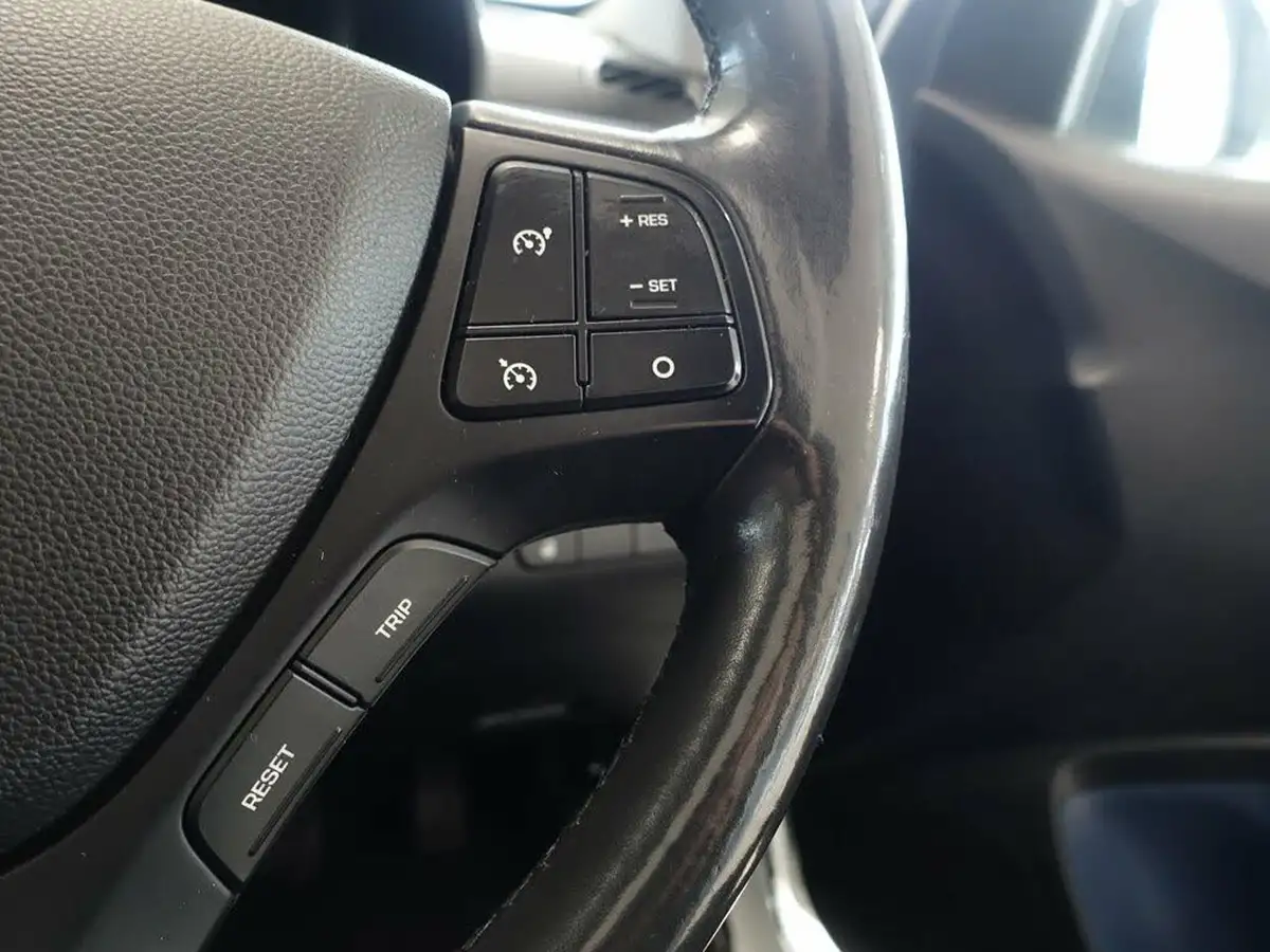 2015-hyundai-i10-12-premium-se-big-23