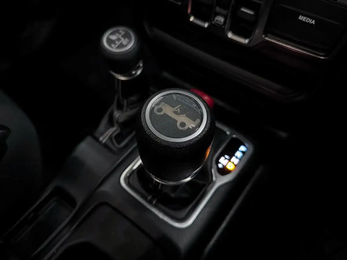 2019-jeep-wrangler-20-gme-sahara-hard-5d-big-32