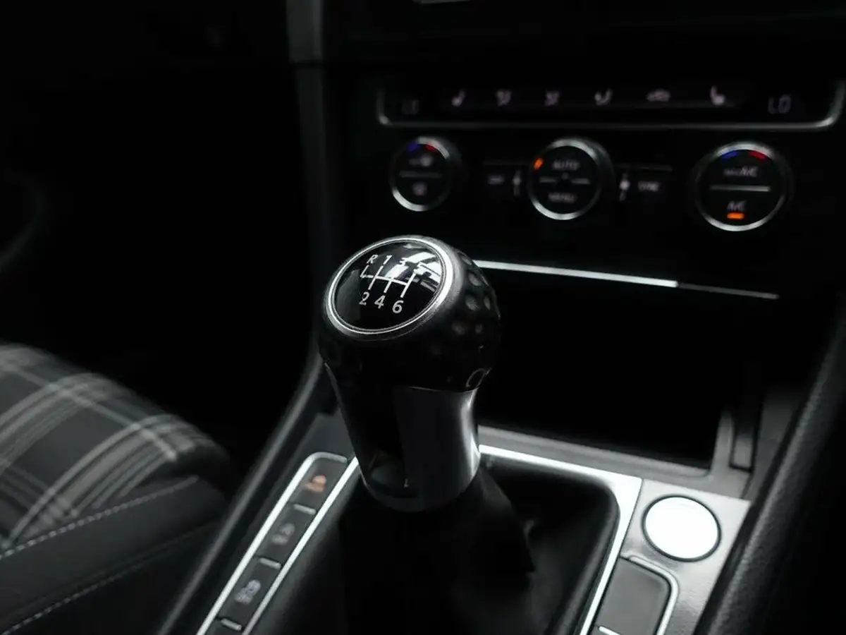 2015-volkswagen-golf-20tdi-gtd-bmt-hatchback-5d-big-34