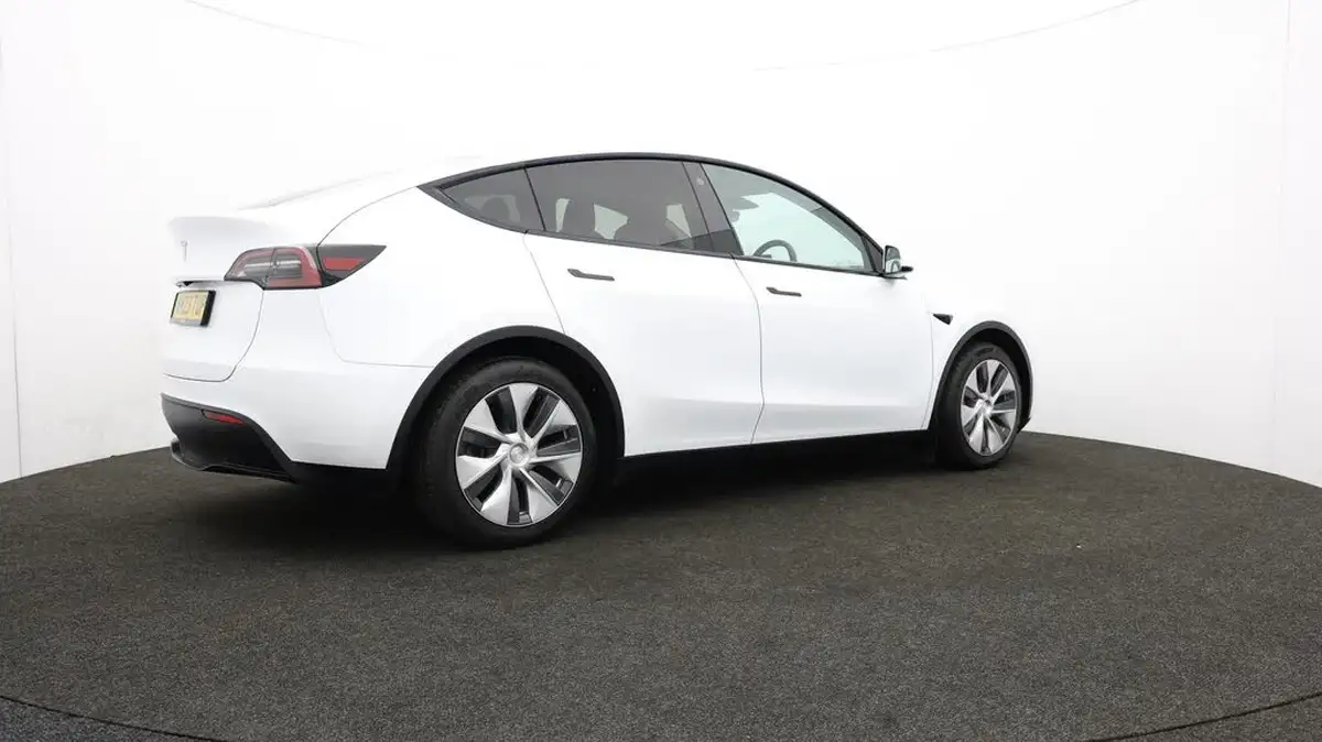 2023-tesla-model-y-e-rwd-big-36