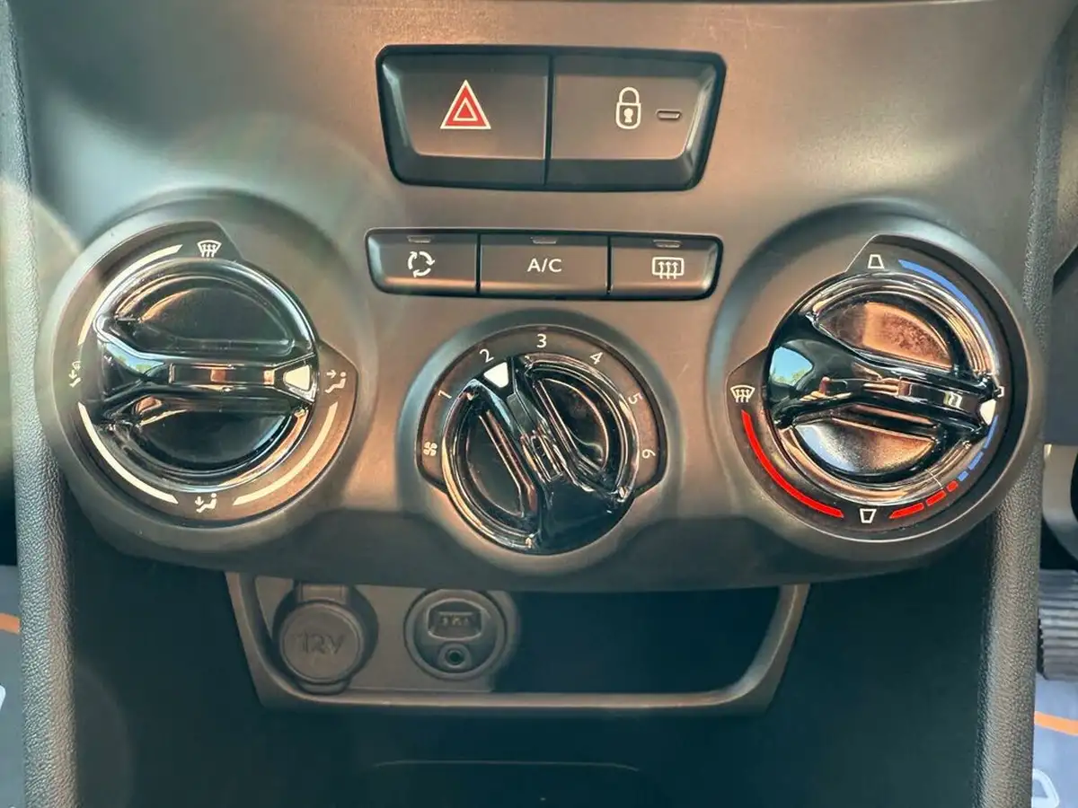 2015-peugeot-208-10-puretech-access-ac-5d-big-37