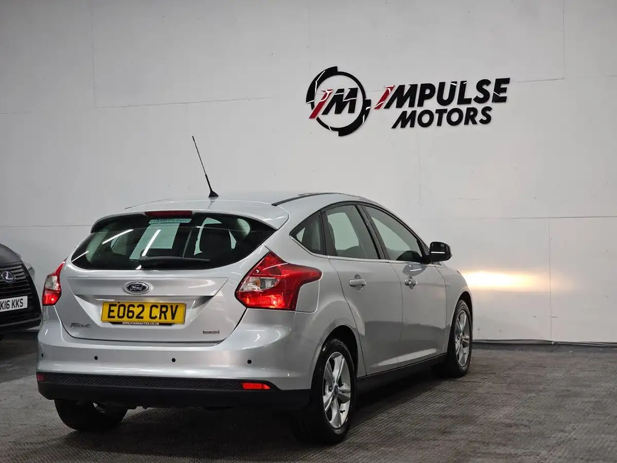 2012-ford-focus-10-zetec-100ps-hatchback-big-7